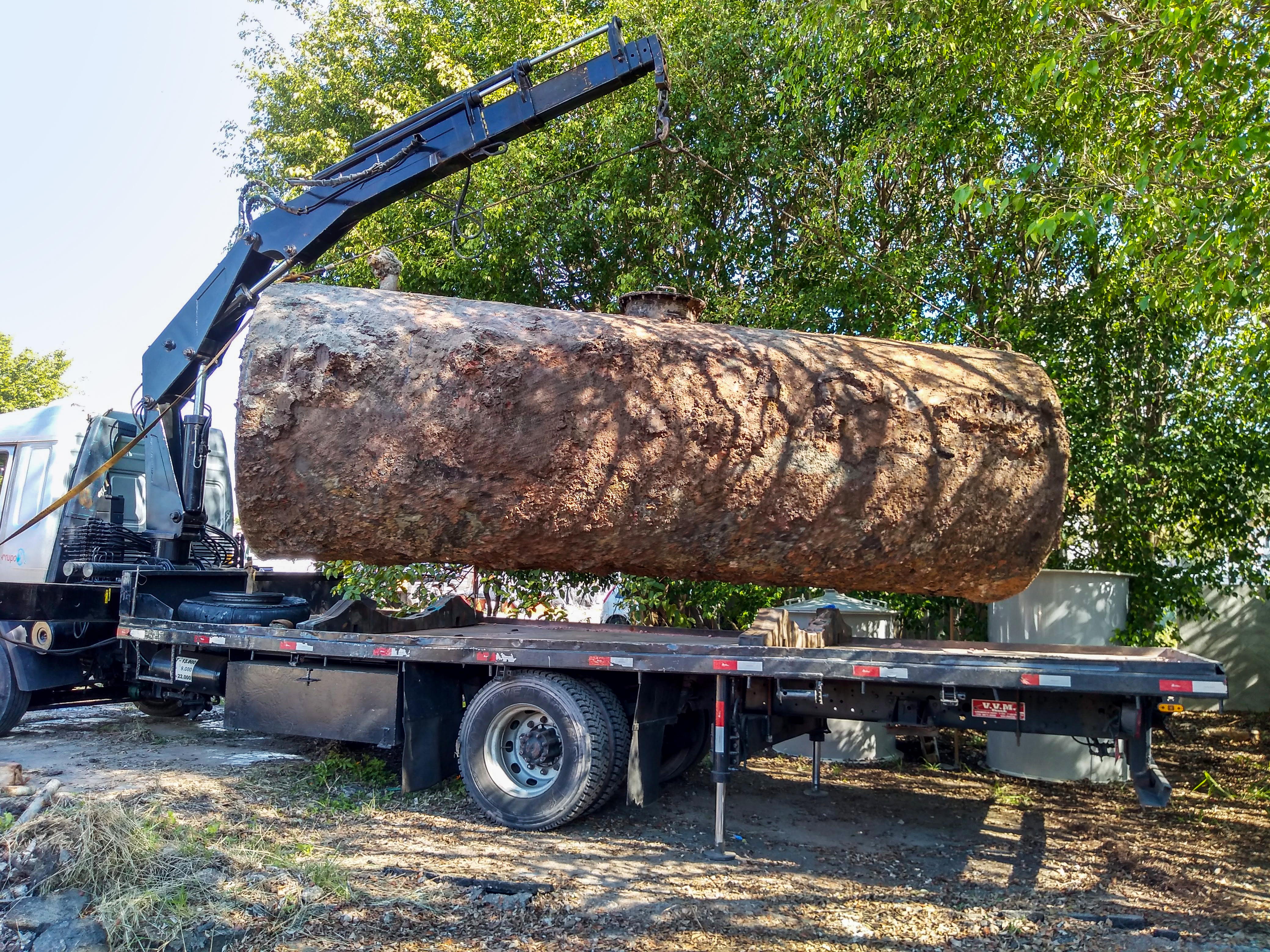 Caminhão guindaste colocando em prática recomendações de consultoria ambiental
