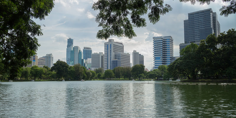 Lago com vista de prédios regularizado por consultoria ambiental